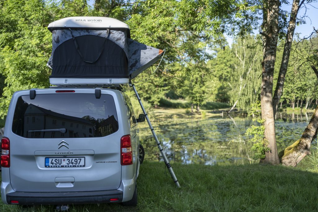 nejlepší střešní stan, camping, stan na auto, autostan, kempování v autě