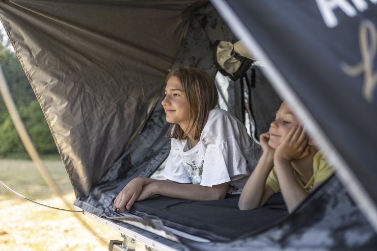 nejlepší střešní stan, camping, stan na auto, autostan, kempování v autě